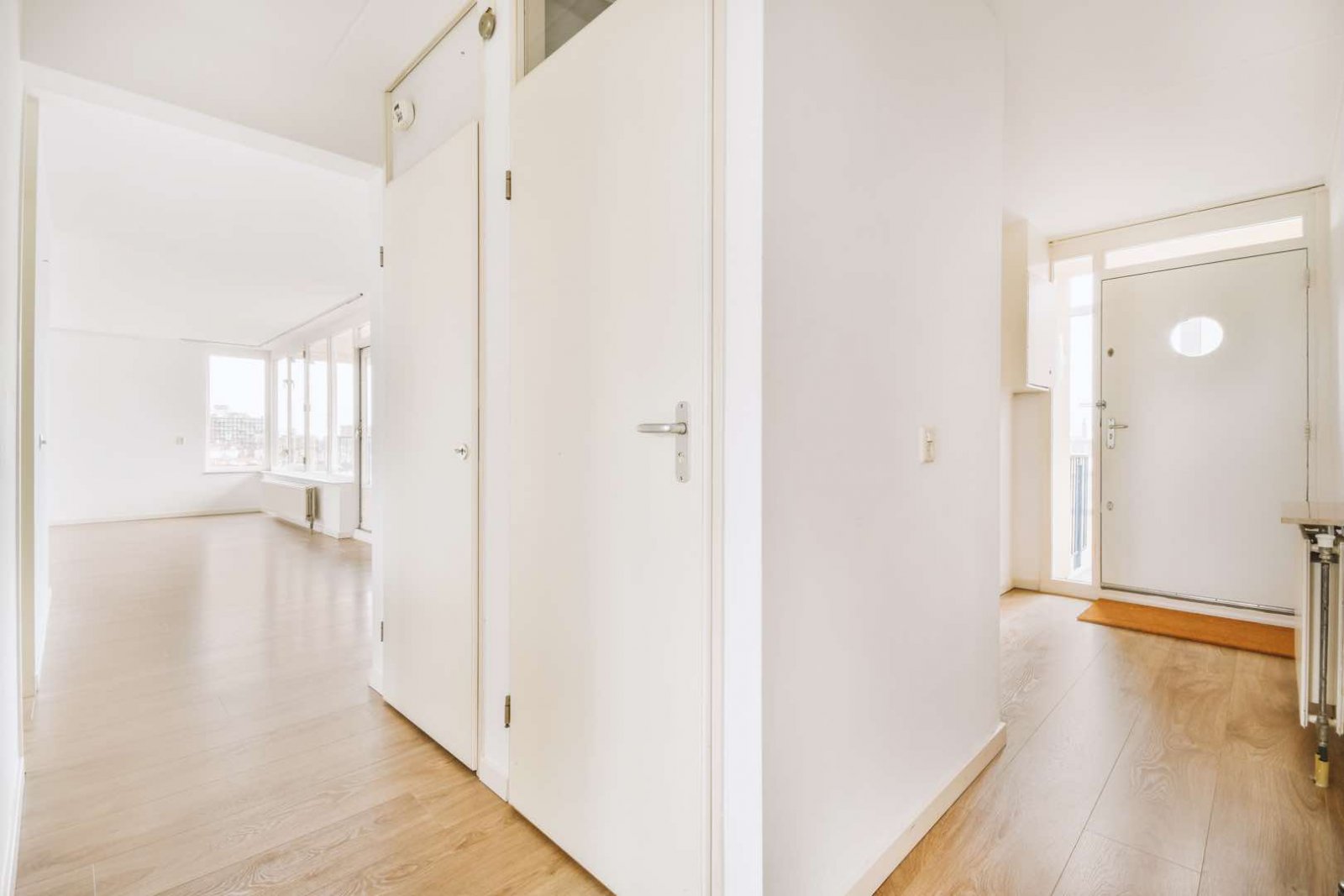 Heller Eingangsbereich mit Flur in einer Wohnung