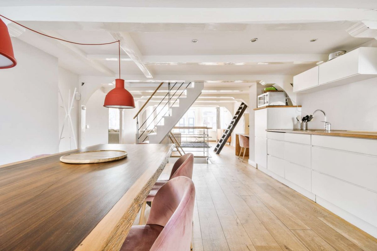 Leeres Esszimmer neben offener Küche