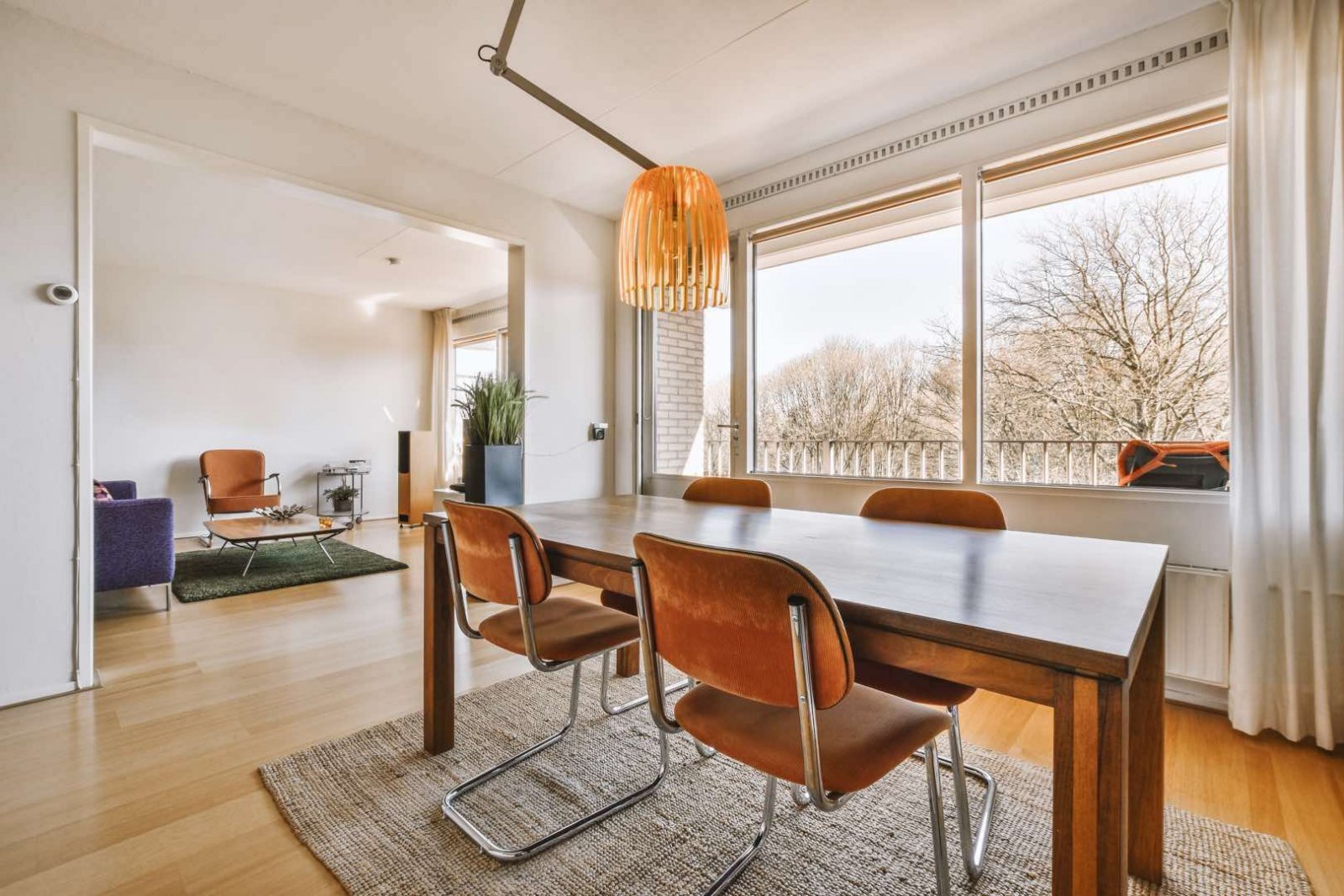 Modernes Wohnzimmer mit zeitgemäßer Einrichtung