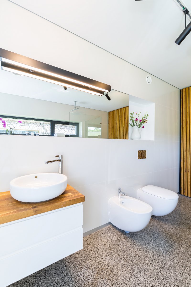 Weißes Badezimmer mit Holzdetails