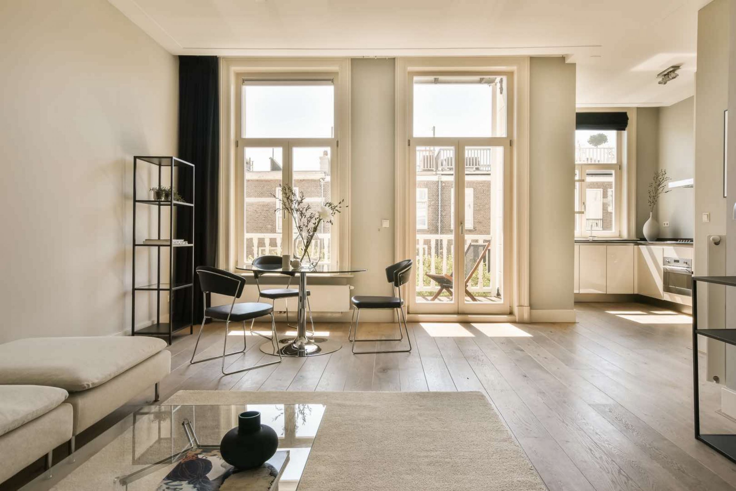 Helle Wohnung mit Blick durch ein Esszimmer in einen Wohnraum